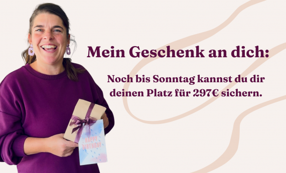 Eine lächelnde Frau namens Petra Peters in einem lila Kleid hält ein Geschenk mit der Aufschrift ‚Happy Birthday‘, daneben die Botschaft: ‚Mein Geschenk an dich: Noch bis Sonntag kannst du dir deinen Platz für 297 € sichern.‘ Das Bild bewirbt die Beta-Runde des Programms ‚Achtsam sichtbar: Marketing im Flow deiner Energie.