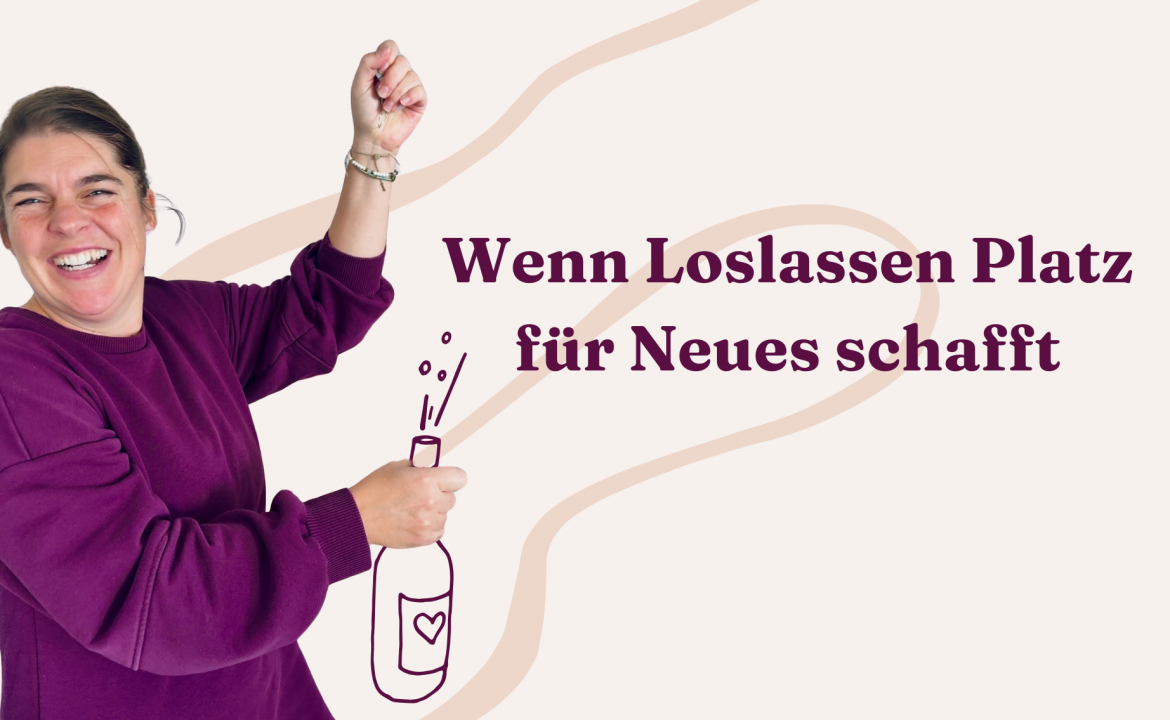 Eine fröhlich lachende Petra Peters in einem lila Kleid öffnet eine sprudelnde Flasche, begleitet von der Headline ‚Wenn Loslassen Platz für Neues schafft‘. Das Bild symbolisiert Leichtigkeit, Neuanfänge und den Übergang zu neuen Visionen.