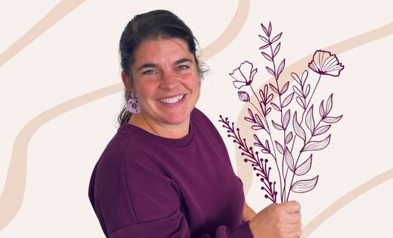 Eine lächelnde Petra Peters in einem lila Kleid hält eine stilisierte Illustration von Blumen in der Hand. Die Headline daneben lautet: ‚Wie können wir sichtbar werden, ohne uns selbst zu verbiegen?‘, und leitet den Abschnitt eines Blogartikels über authentisches Marketing ein.